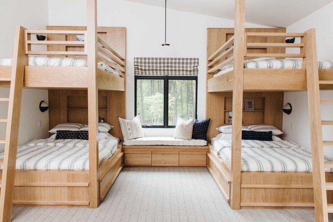 Thiết kế phòng ngủ cho nhiều người ở mang đến sự linh hoạt trong việc sắp xếp không gian, từ màu sắc đến đồ nội thất. Bất kể bạn có đông người ở hay không, các giải pháp thiết kế thông minh sẽ tối ưu hóa không gian để mang đến cho bạn một môi trường sống đẹp và thoải mái.